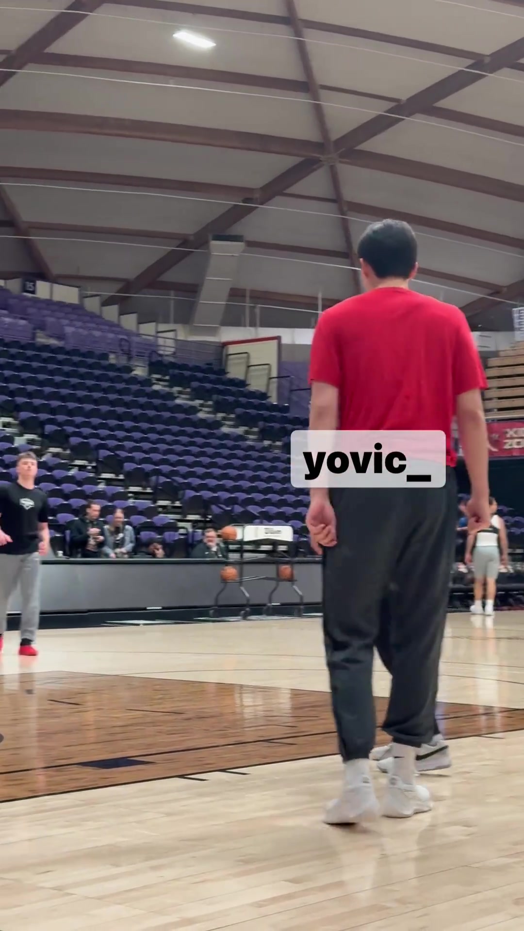 半岛体育下载-掘金系！前掘金助教Charles Klask今年任混音助教 赛前和小杨交流